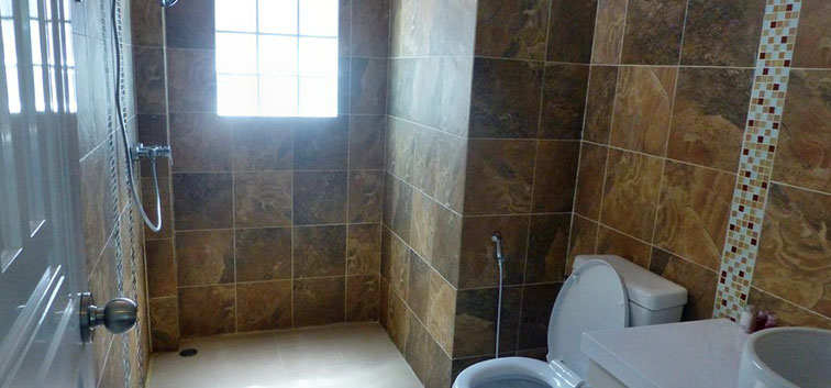 Coconut Garden Deluxe Bungalows shower