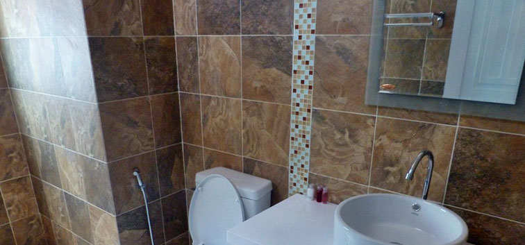 Coconut Garden Deluxe Bungalows toilet and sink